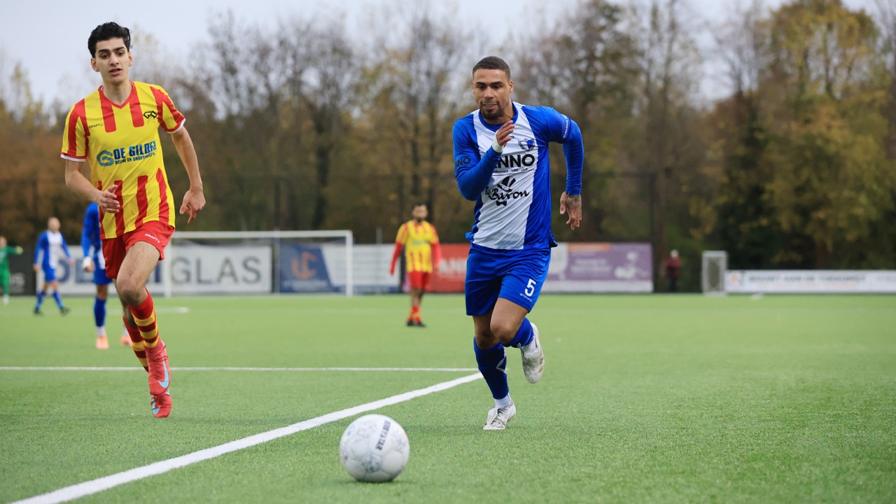 Raichel St. Luce haalt de achterlijn in duel met Go Ahead Kampen.