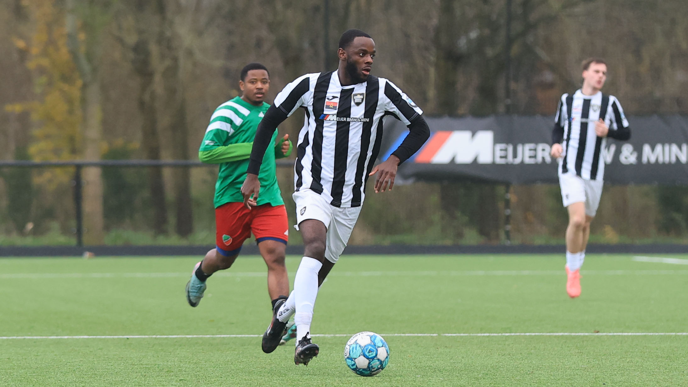 Moises Lufuankenda stoomt graag op over de rechterkant. Hier in actie tegen Zuidoost United.