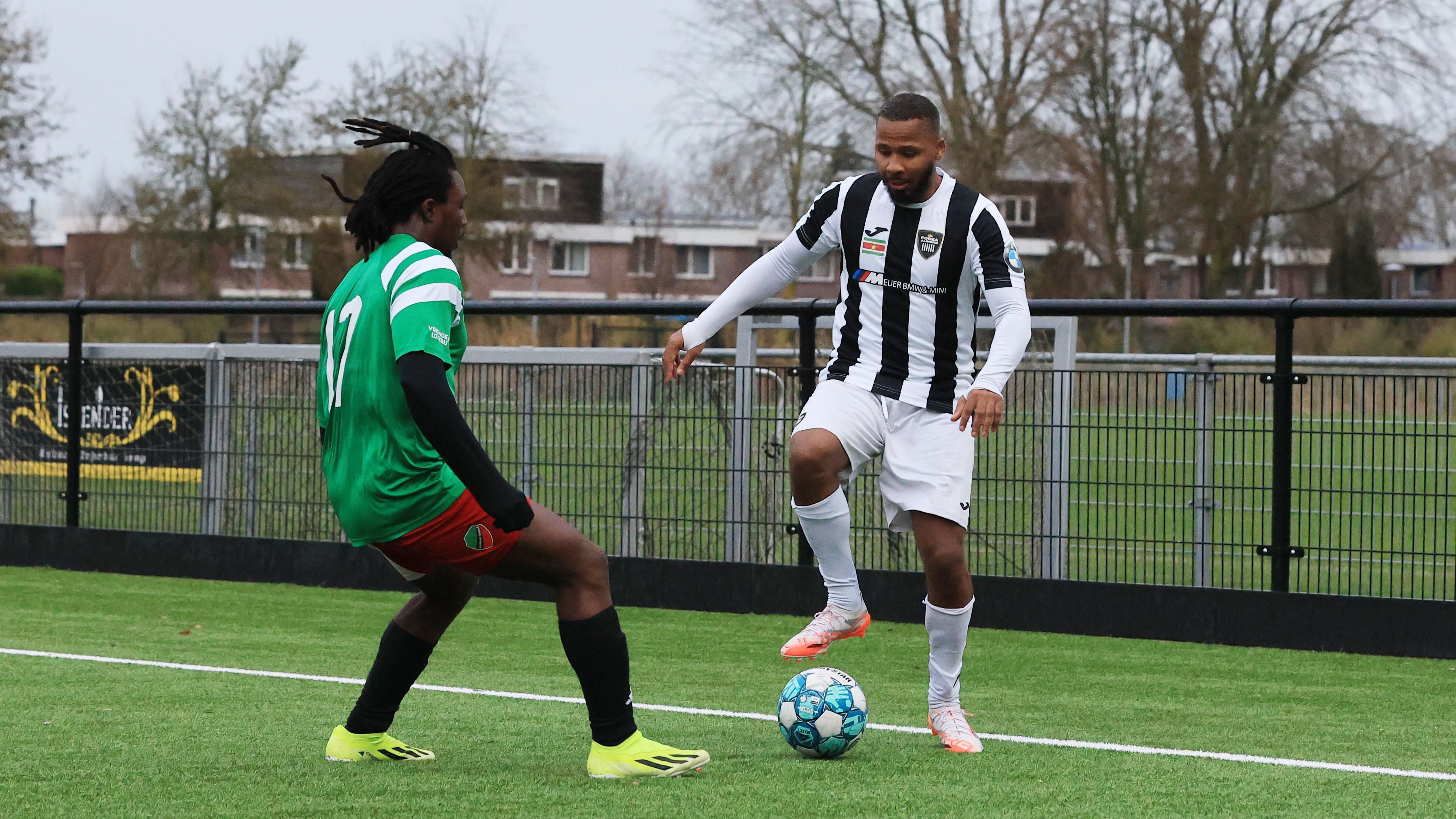 Veirano Slager aan de bal in duel met Zuidoost United.