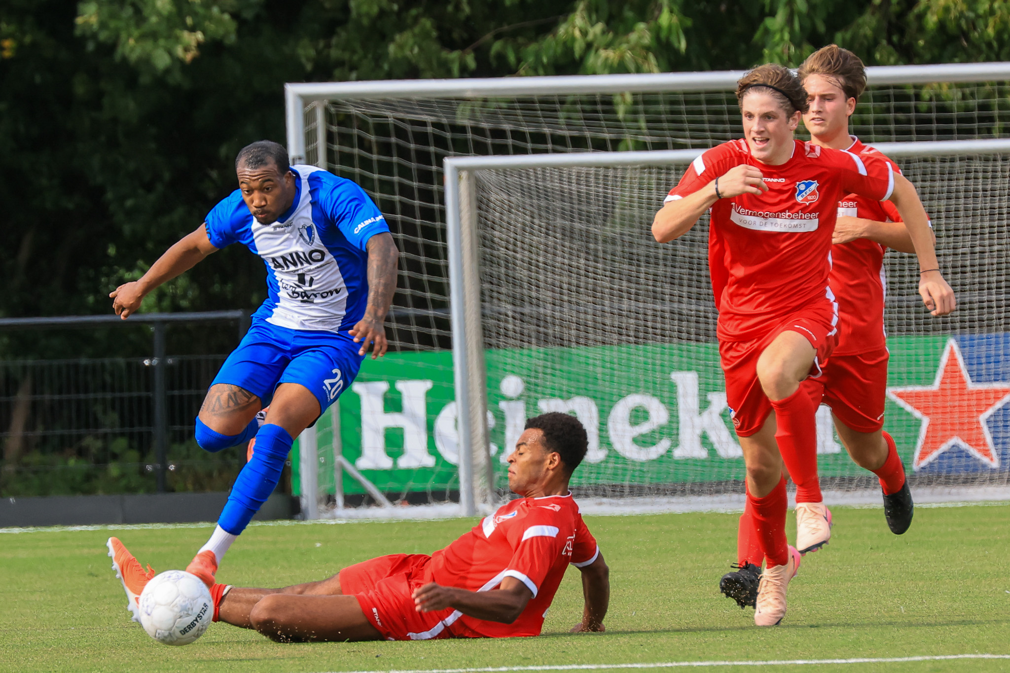 Niciano Grootfaam ontwijkt een tackle van Quinten Bustamente.