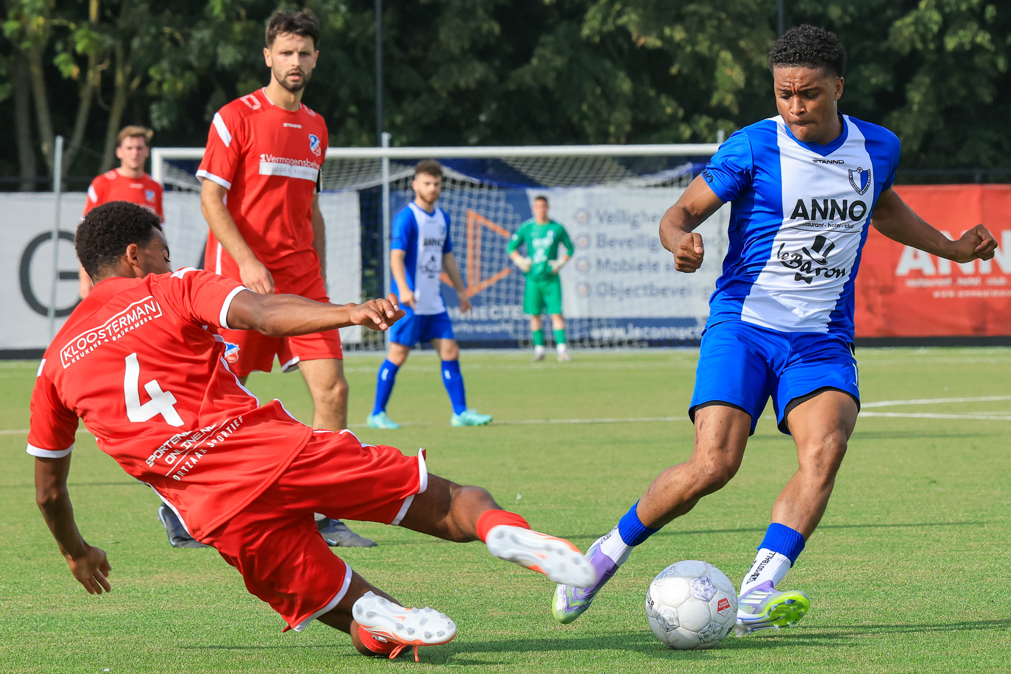 Miquel Ramdas houdt de bal in bezit.