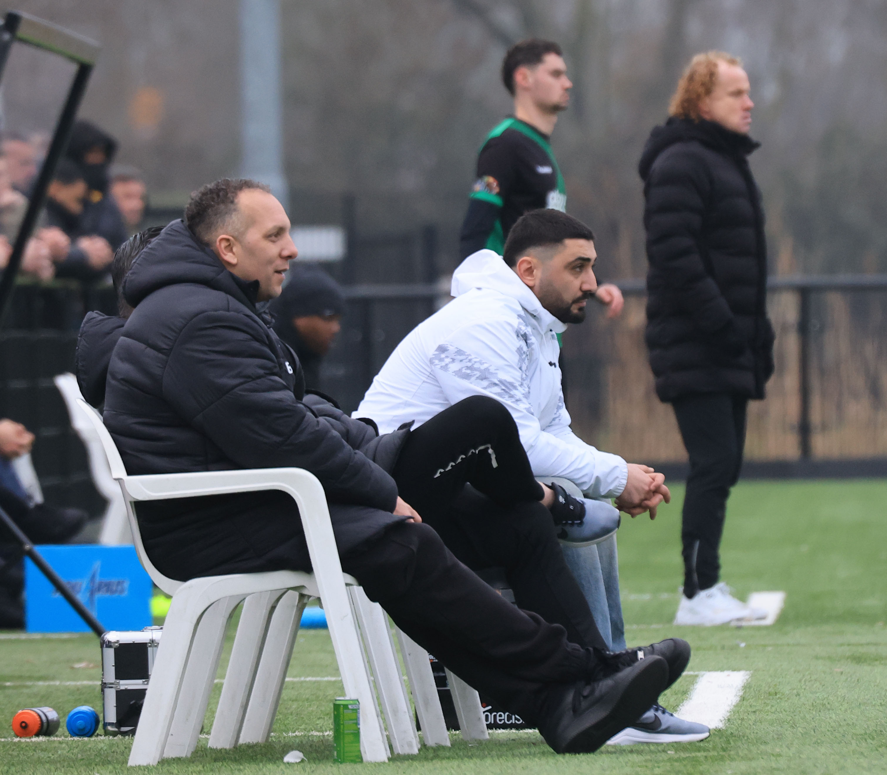 Tigran Balasanjan (witte jas) van Forza Almere en Richard Pel op de achtergrond.