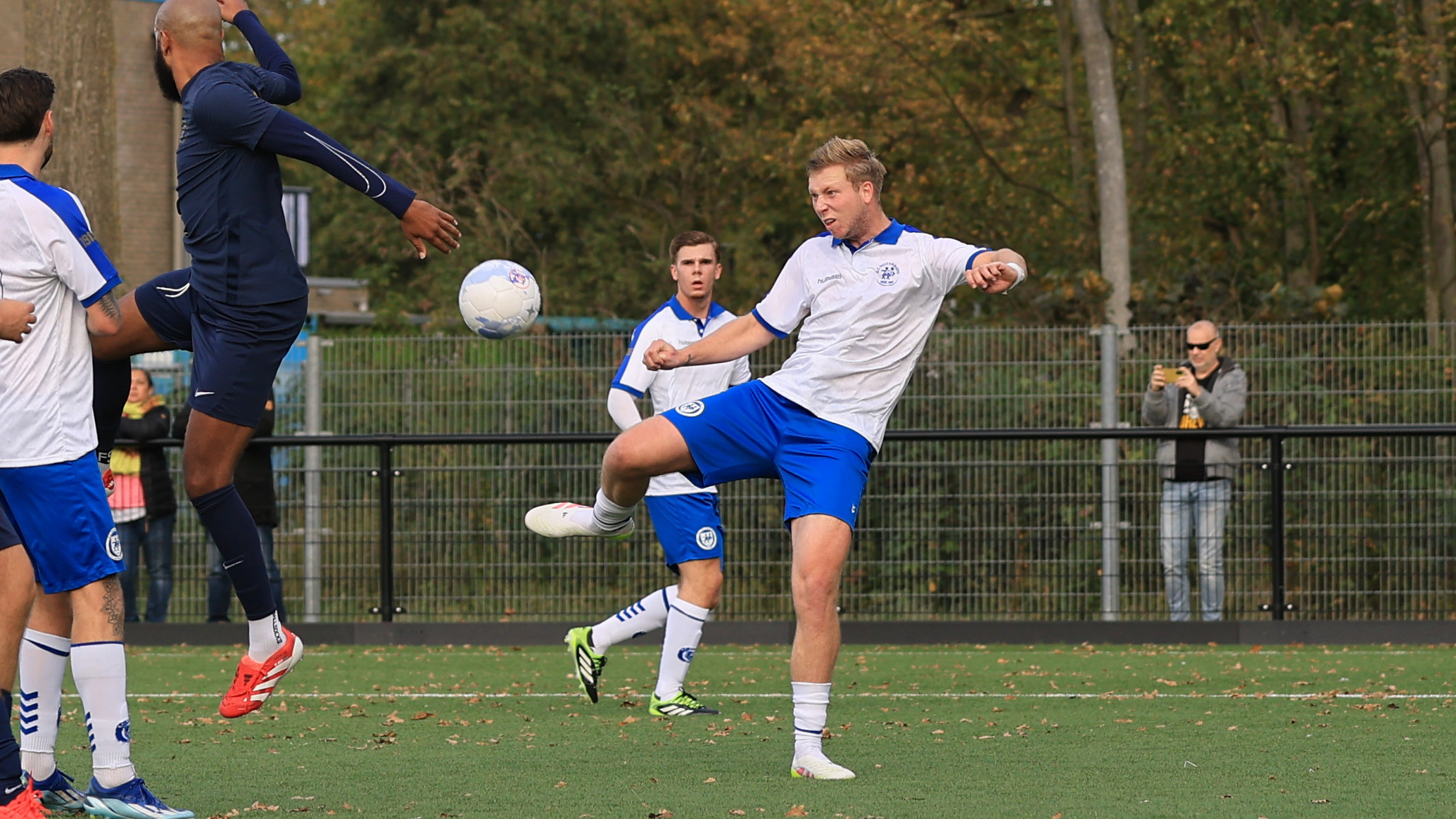 Rowdy Moorman volleert de 4-0 binnen. (Foto: Lenno van Dekken)