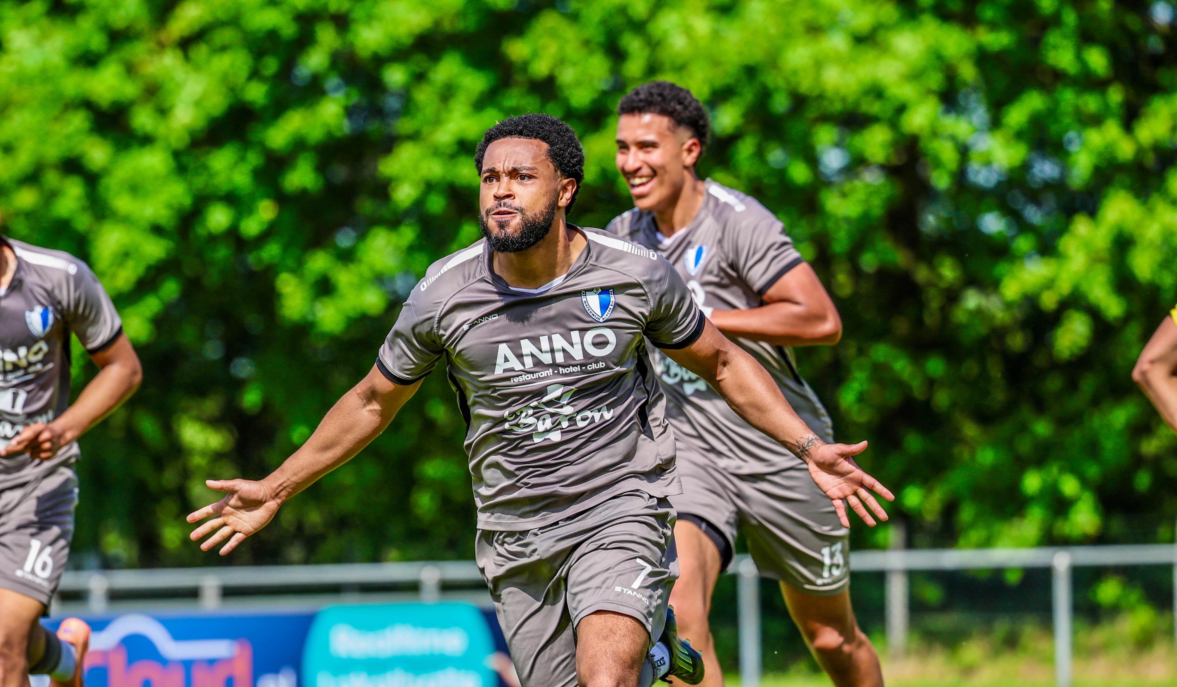Denzel Plettenberg schoot de bevrijdende 1-2 tegen de touwen.