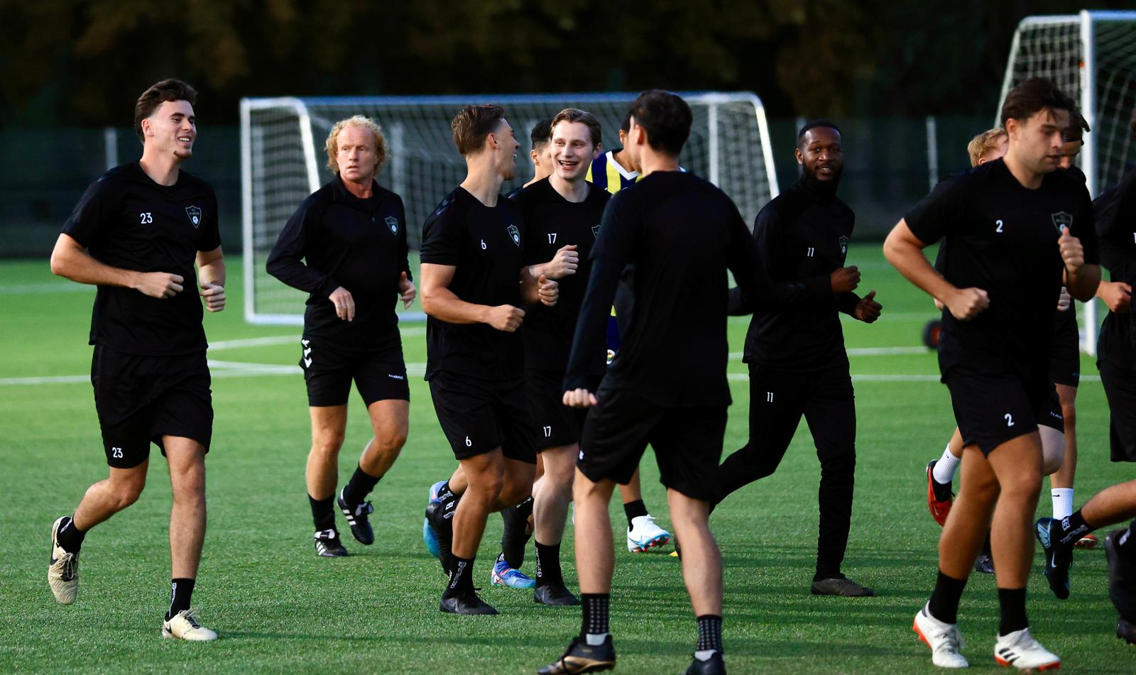 Veel lachende gezichten op de training van FC Almere. Richard Pel doet zelf ook mee.
