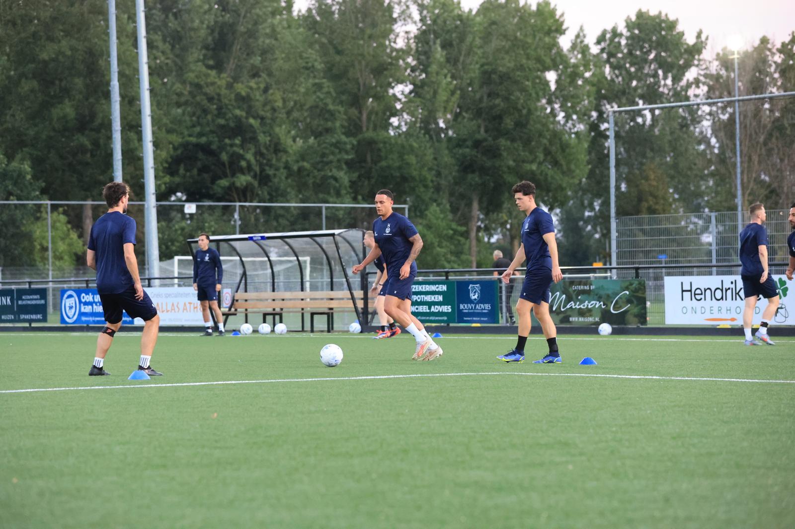 Buitenboys in actie met een pass- en trapvorm.