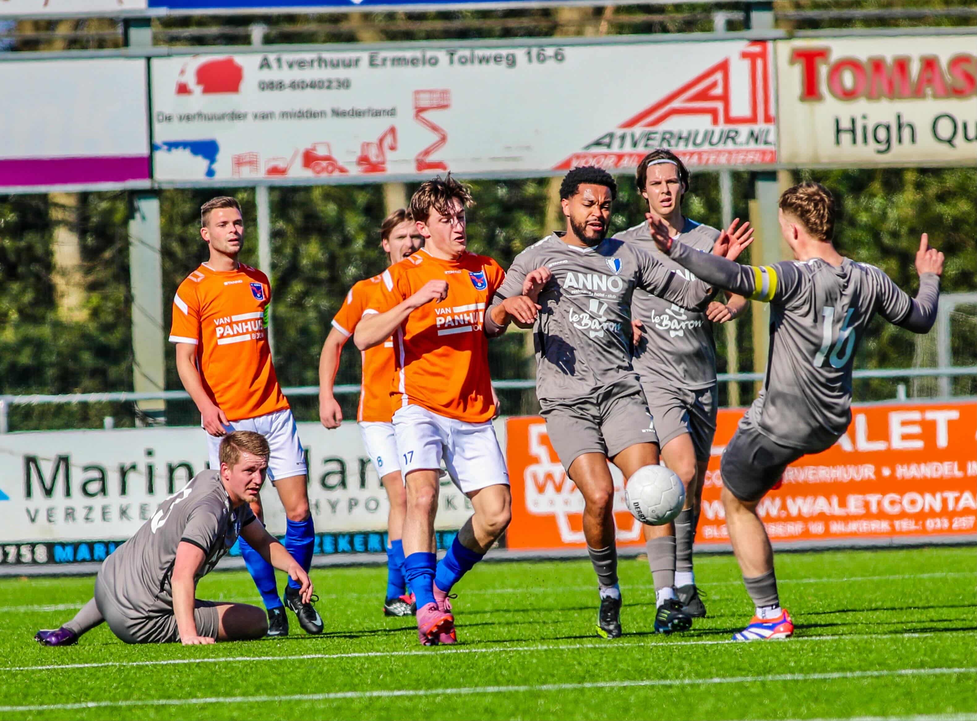 Duel om de bal tijdens FC Horst - ASC Waterwijk.
