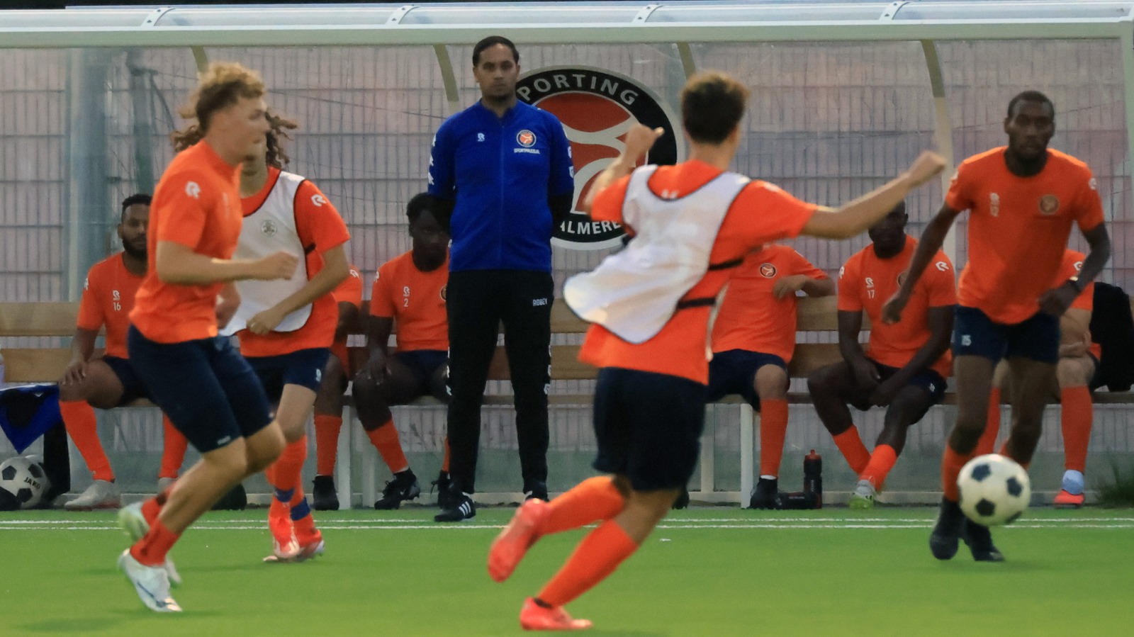 Jagroep keek aandachtig naar de oefenwedstrijd tegen de JO23-1.