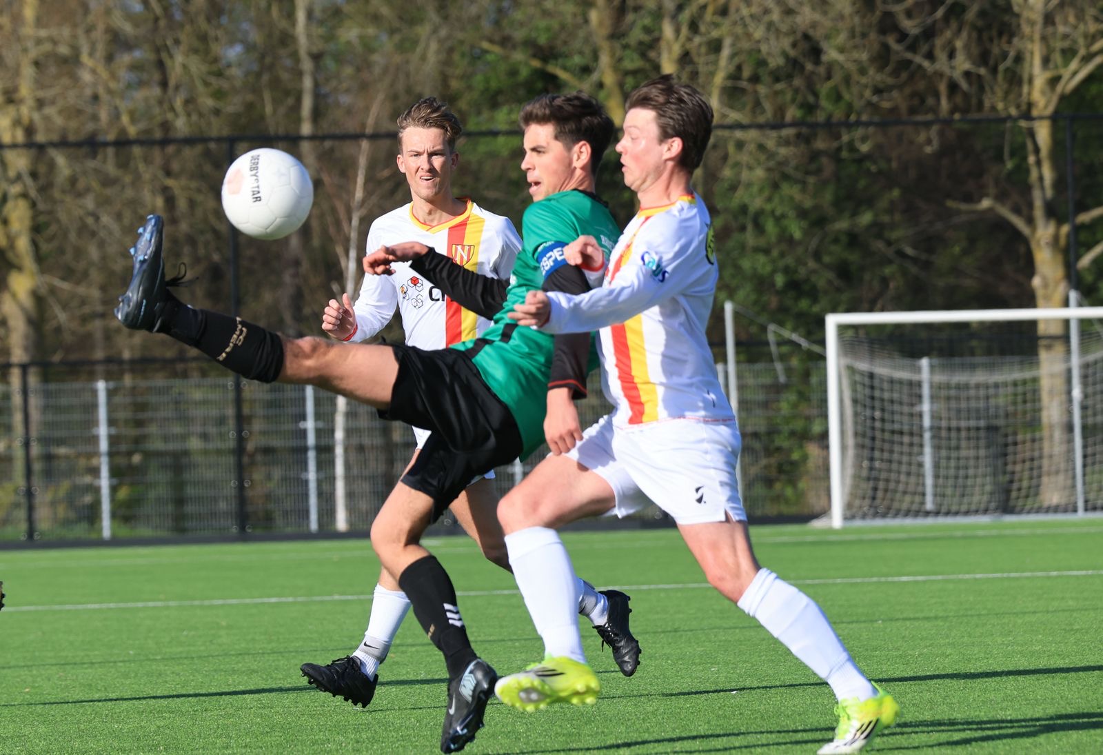 Max Wolters van der Weij met de aanvoerdersband om de arm tegen Nederhorst.