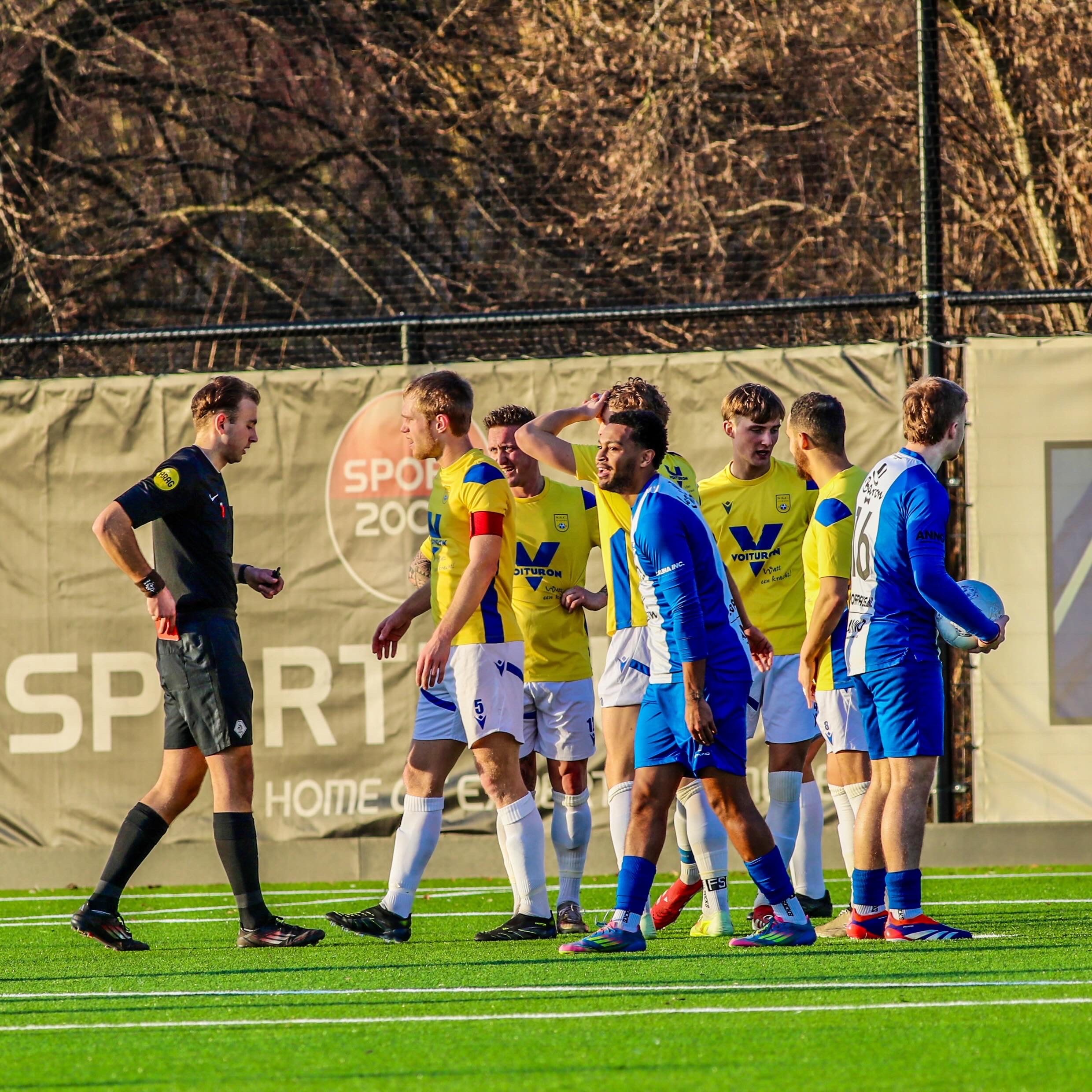 NSC Nijkerk krijgt een rode kaart en 'Kuba' Kacperski legt aan.