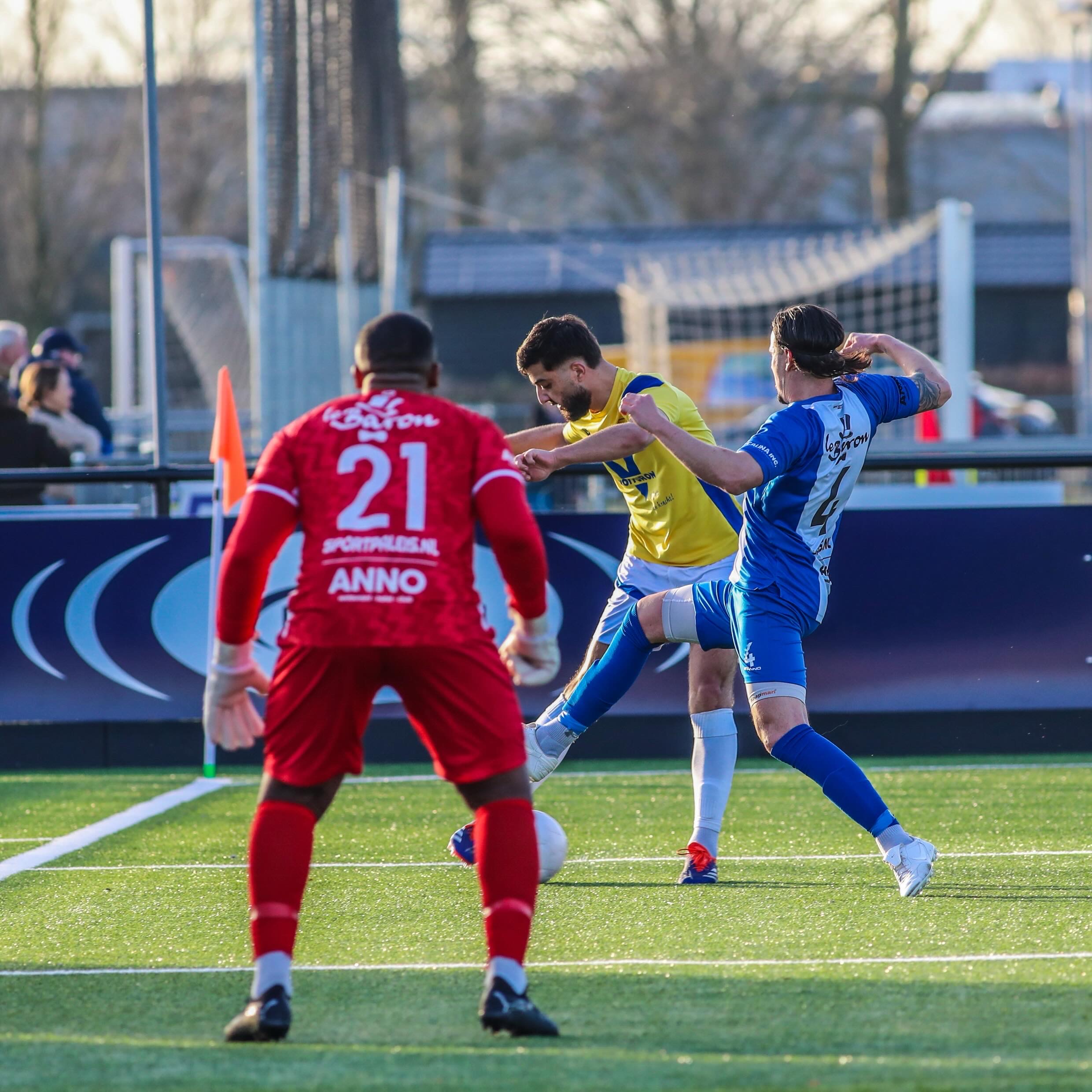 Thomas Bakker (rechts) in duel met Nunspeet.