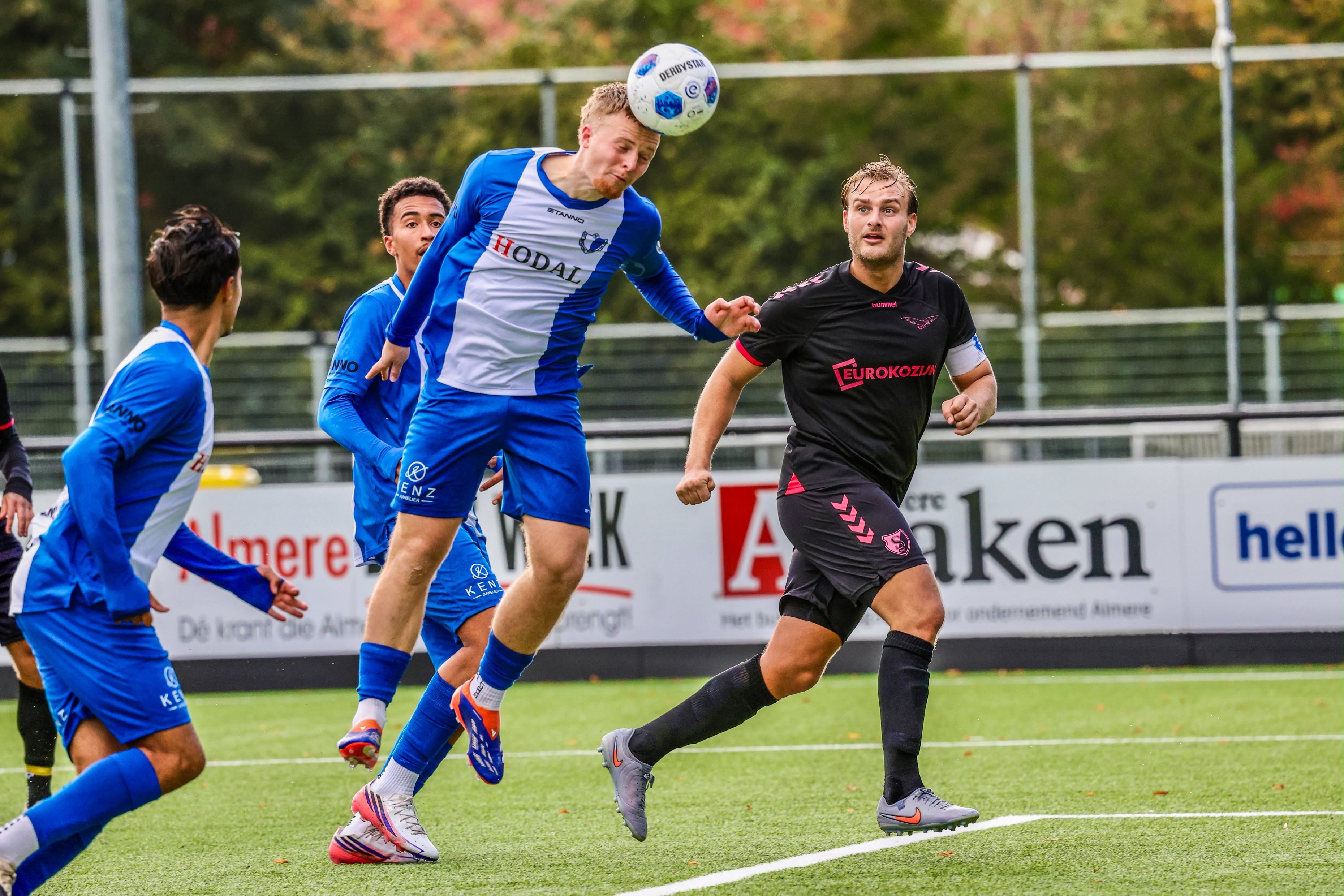 Het was heel moeilijk te zien of Kuba Kacperski de bal of niet aanraakte.