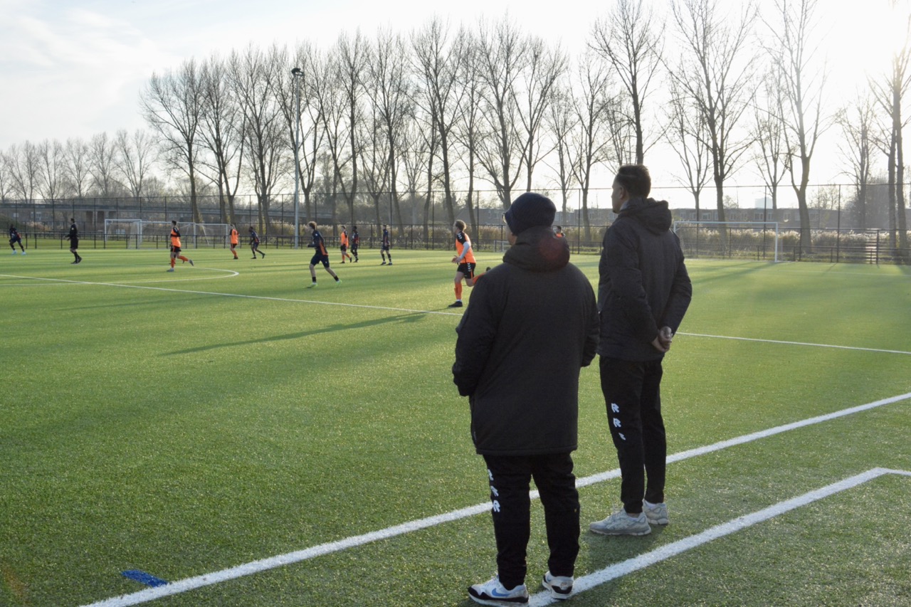 Hoofdtrainer Gilly en assistent Sharindra Jagroep zagen hun ploeg de overwinning over de streep trekken.
