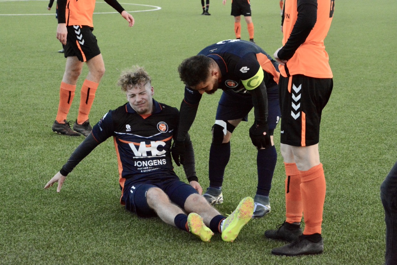 Max de Ree ging geblesseerd naar de kant.