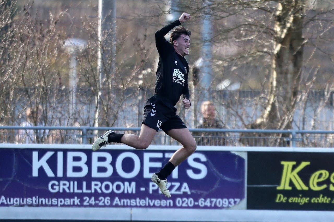 Image: Collin Bogaard viert zijn winnende treffer