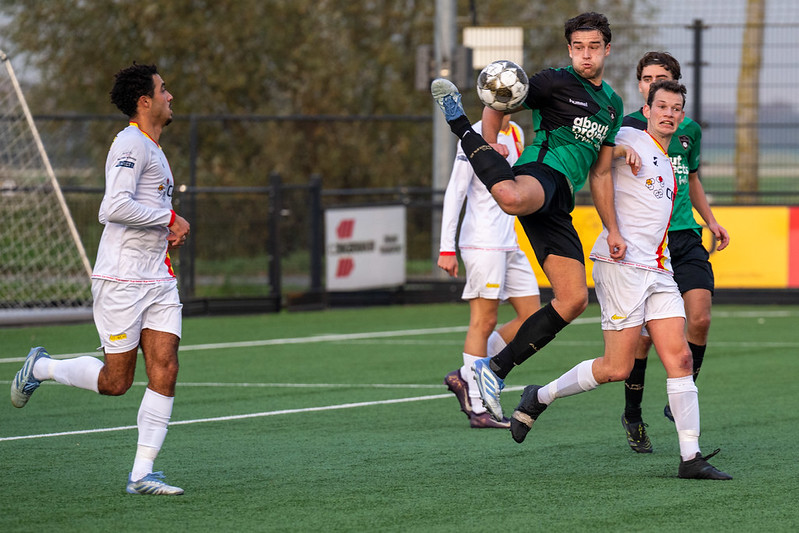 Mathijs van Dijk kreeg na een duw de bal tegen zijn arm waardoor Nederhorst een penalty kreeg.
