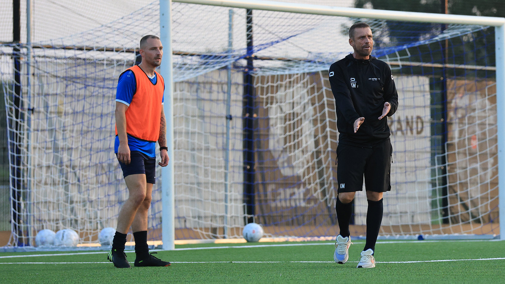 Kai Meeuwsse tijdens een tactische training van ASC Waterwijk. (Foto: Lenno van Dekken)