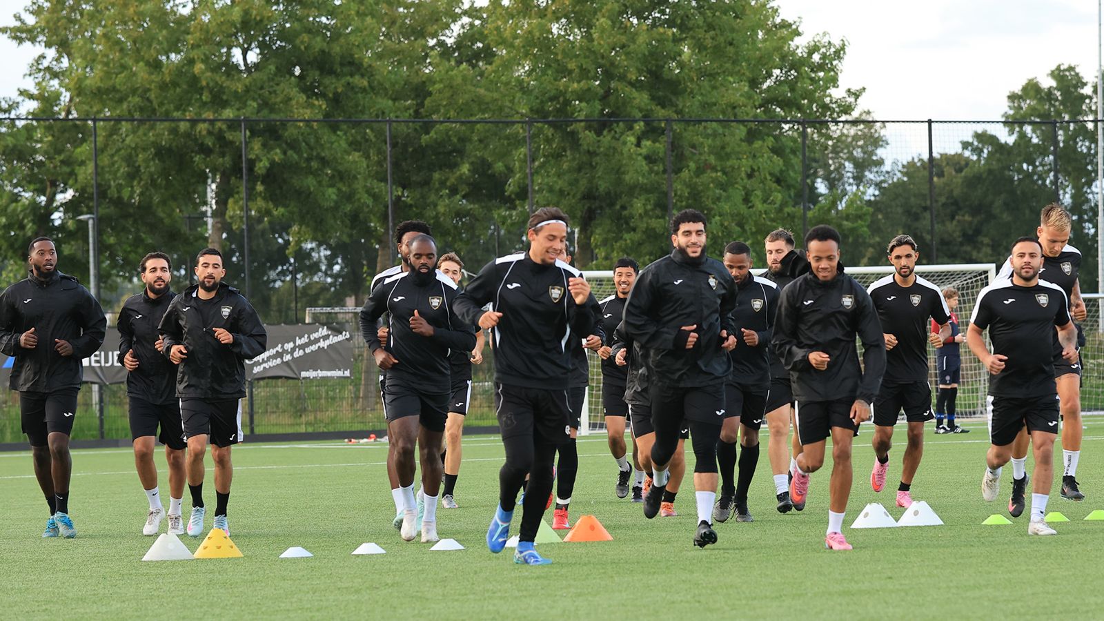 Forza Almere staat telkens met een grote groep spelers op het veld.