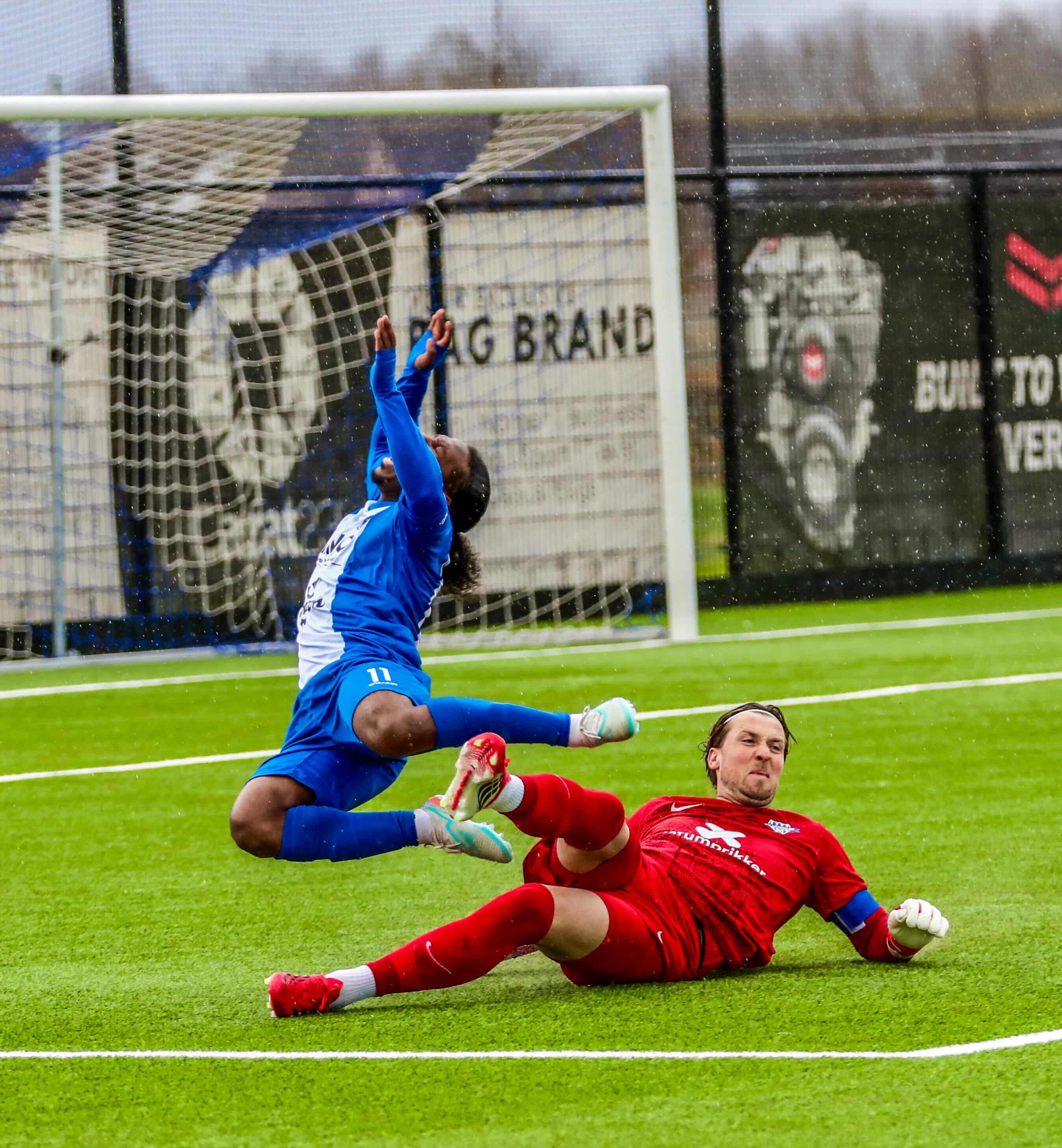 Ryannique Inge wordt gevloerd in de zestien.