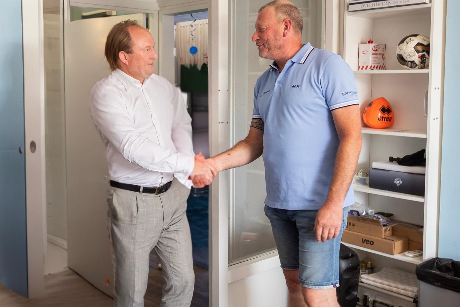 Richard Langeveld (rechts) schudt de hand van Burgemeester van Almere