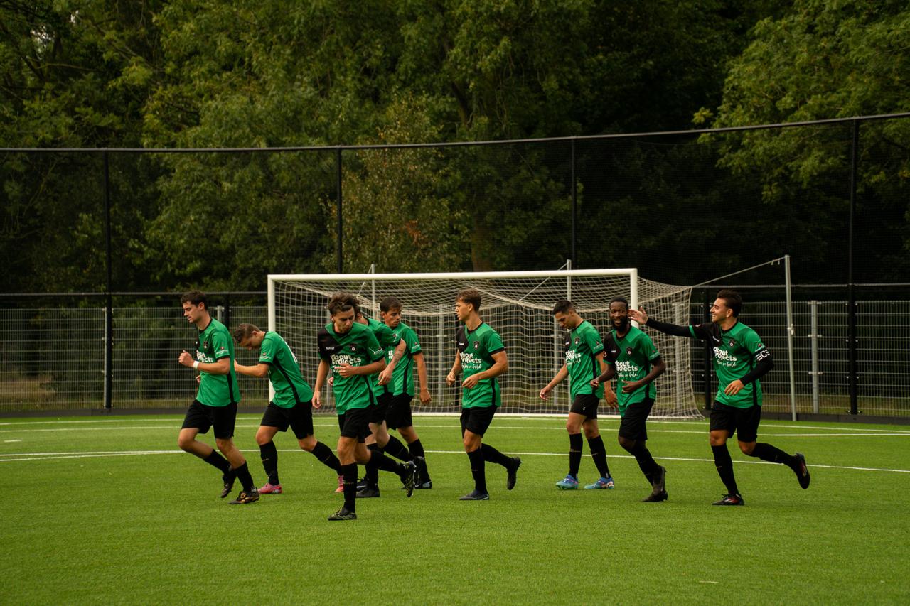FC Almere viert de 1-2 van aanwinst Joash Johnson.