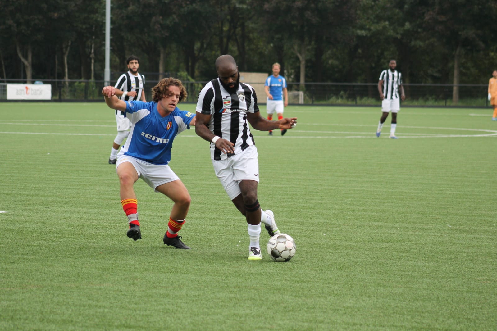 Mariano Olf probeert er langs te komen over links.