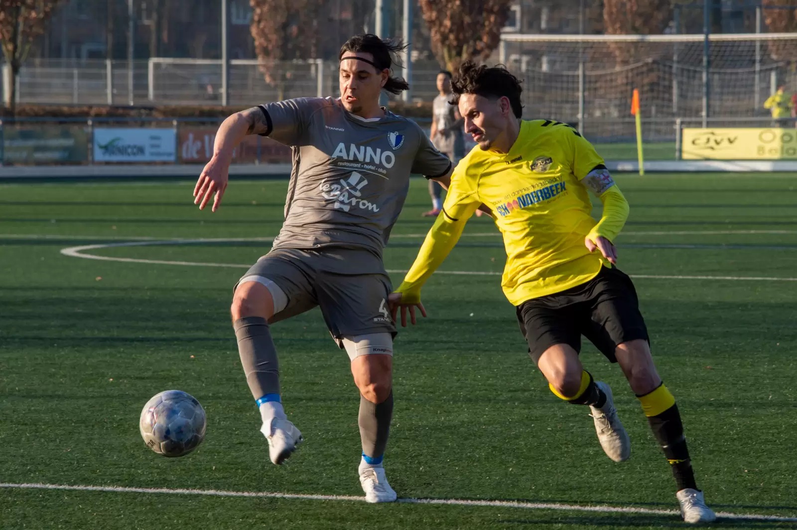 Thomas Bakker houdt de pijlsnelle Nino Koudijs in bewdwang.
