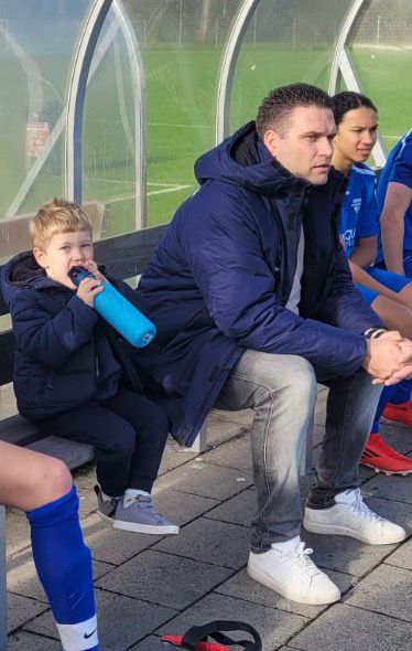 Dennis Chirino op de bank met zijn zoontje links naast hem.