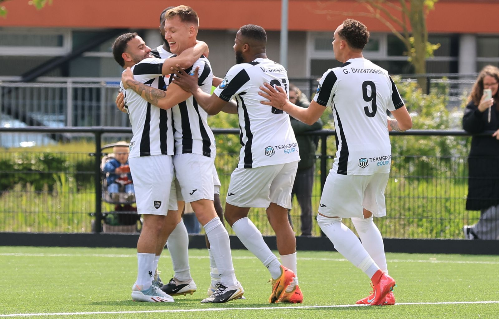 Forza viert de 1-0 van De Haas.