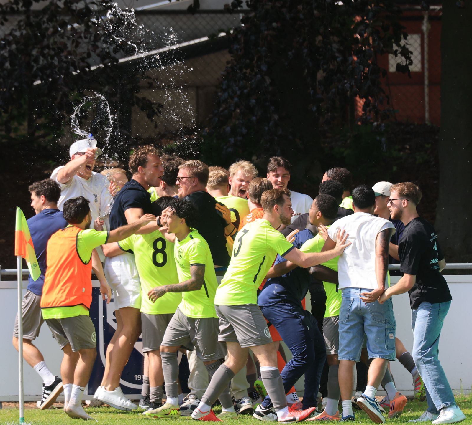 Buitenboys hield het niet meer na de 1-3 van Elton Kusi in de laatste minuut van de reguliere speeltijd.