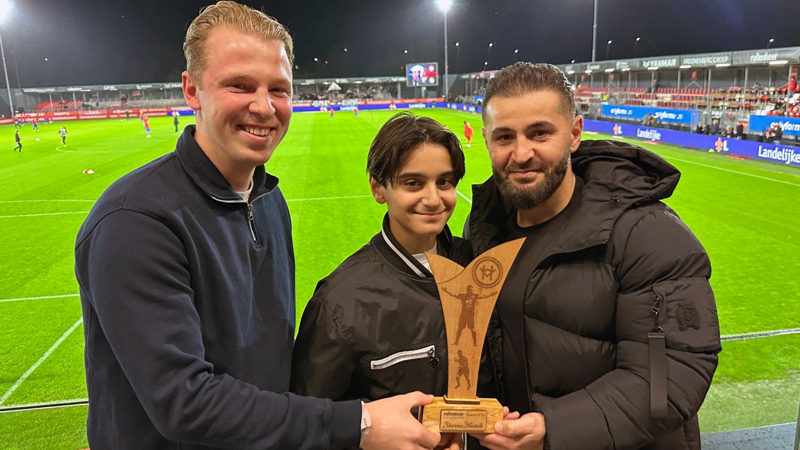 Sherwan Mustafa (rechts) met zijn zoontje Warvan met zijn Ruitenheer Topscorerstitel.