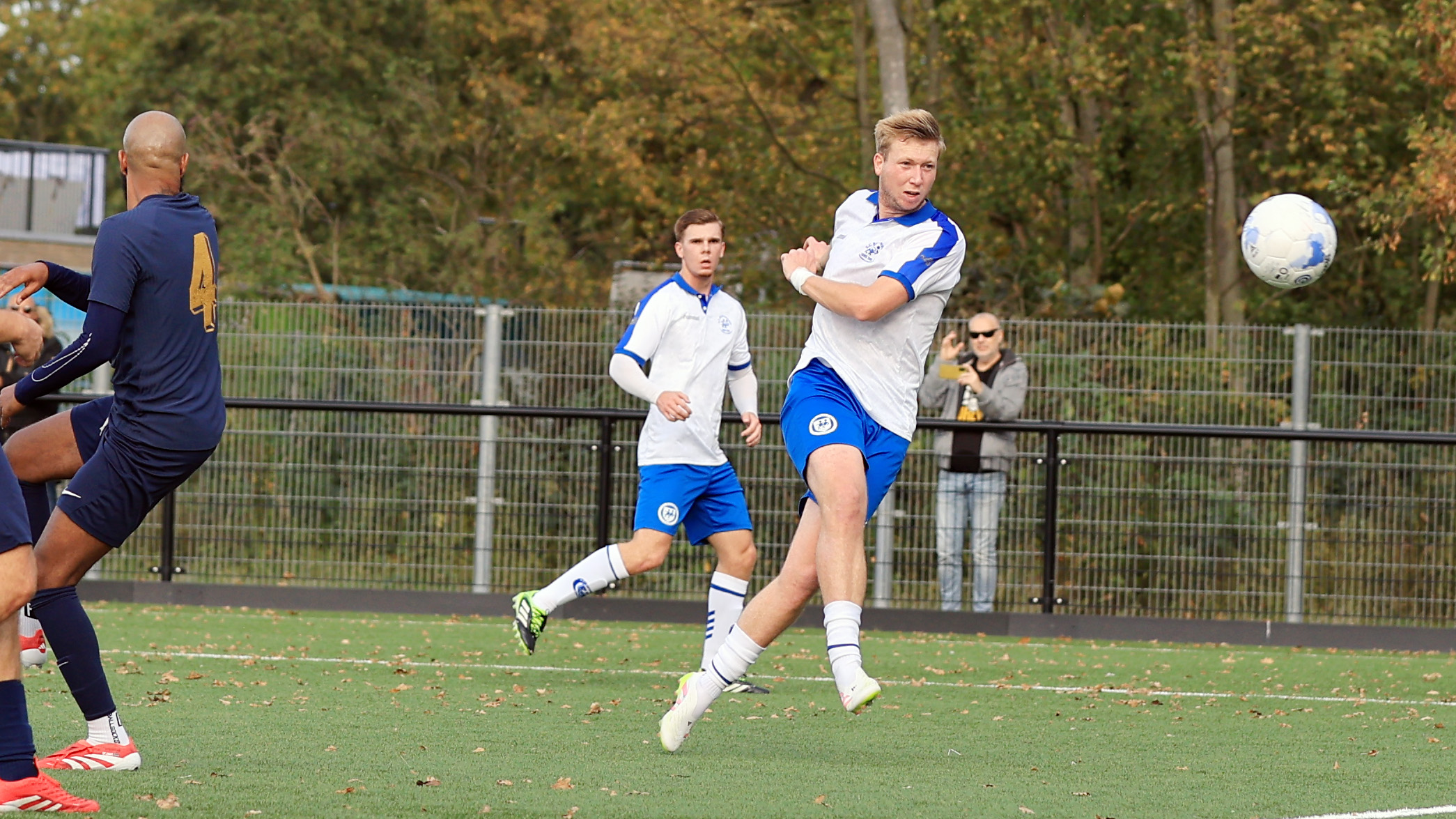 Rowdy Moorman knalt de bal ut een voorzet direct in de verste hoek. (Foto: Lenno van Dekken)