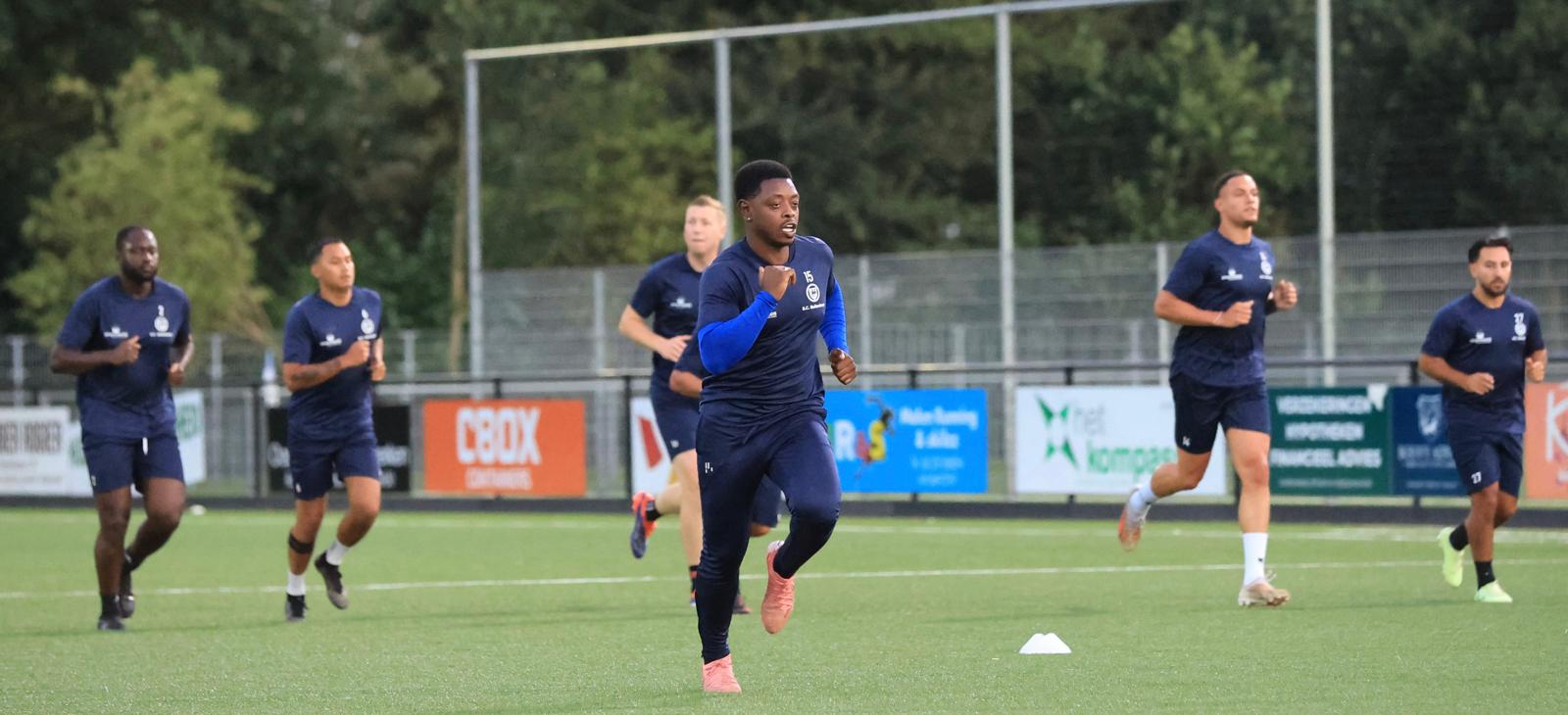 Elton Kusi en zijn teamgenoten werken aan de fitheid.