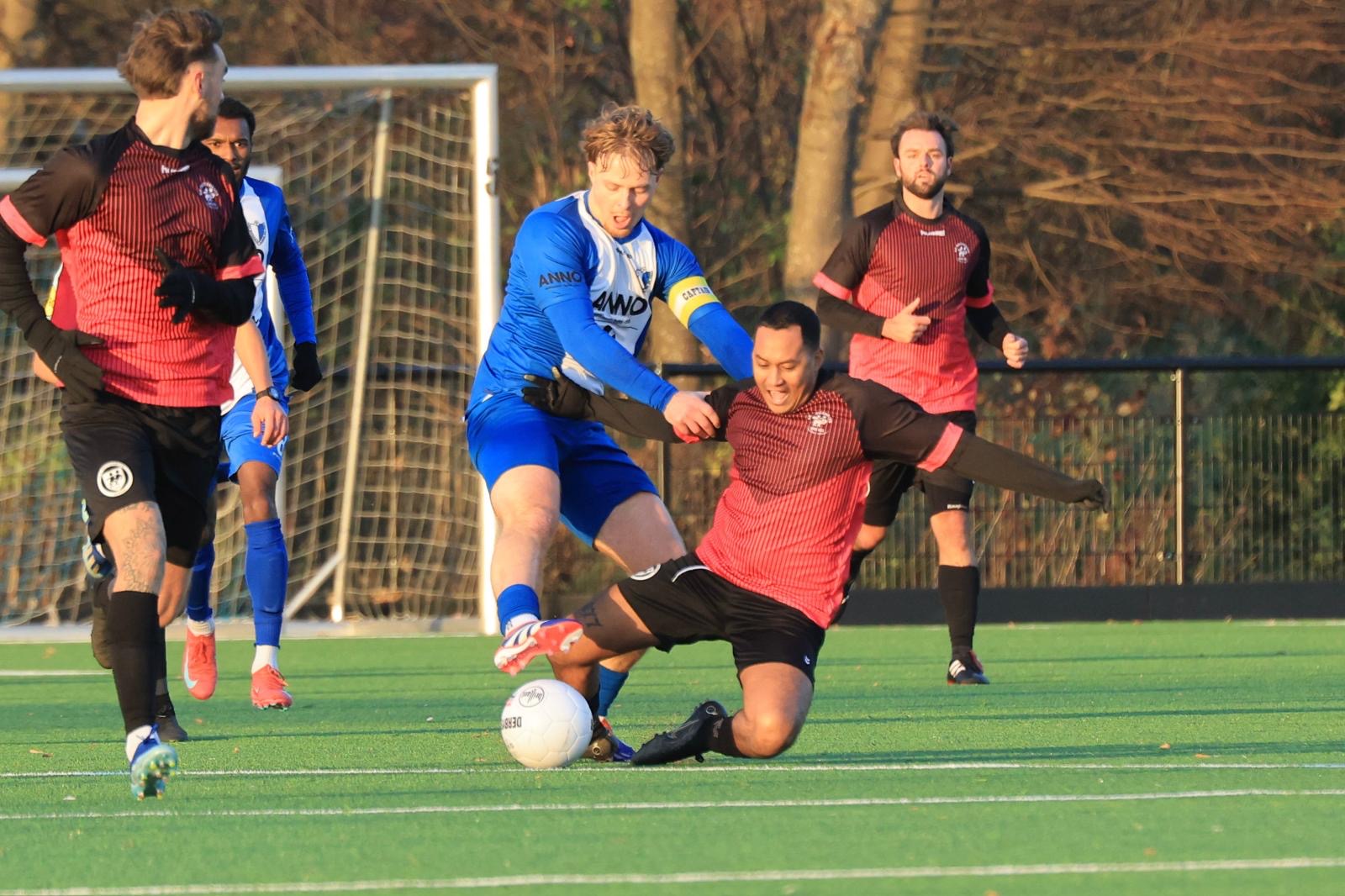 'Kuba' Kacperski hield Gianni Rellum vast en kreeg daardoor zijn tweede gele kaart.