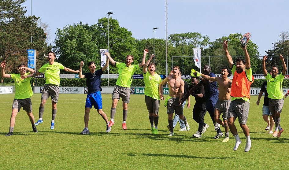 SC Buitenboys vierde na afloop feest met het publiek.