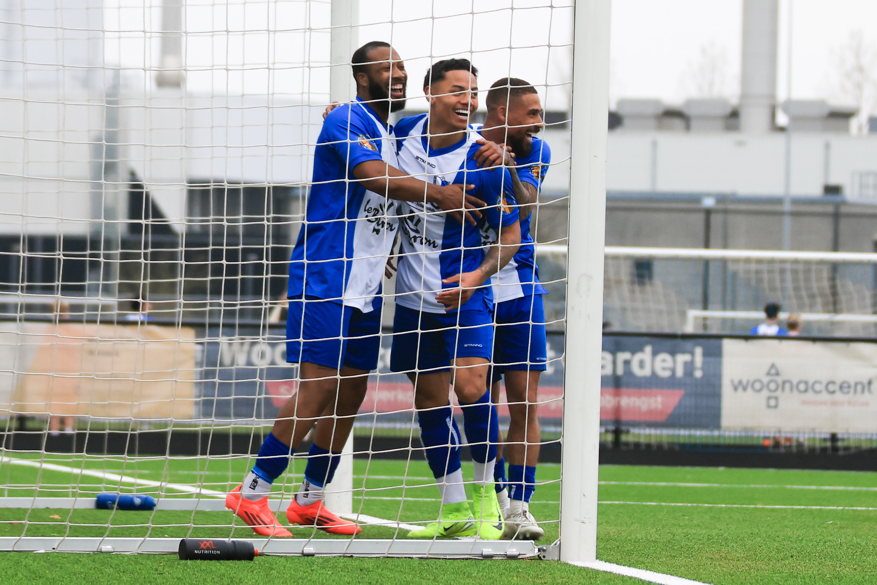 De vreugde was groot na de 3-1 van Fantieau Wirjoredjo. Foto: Lenno van Dekken.
